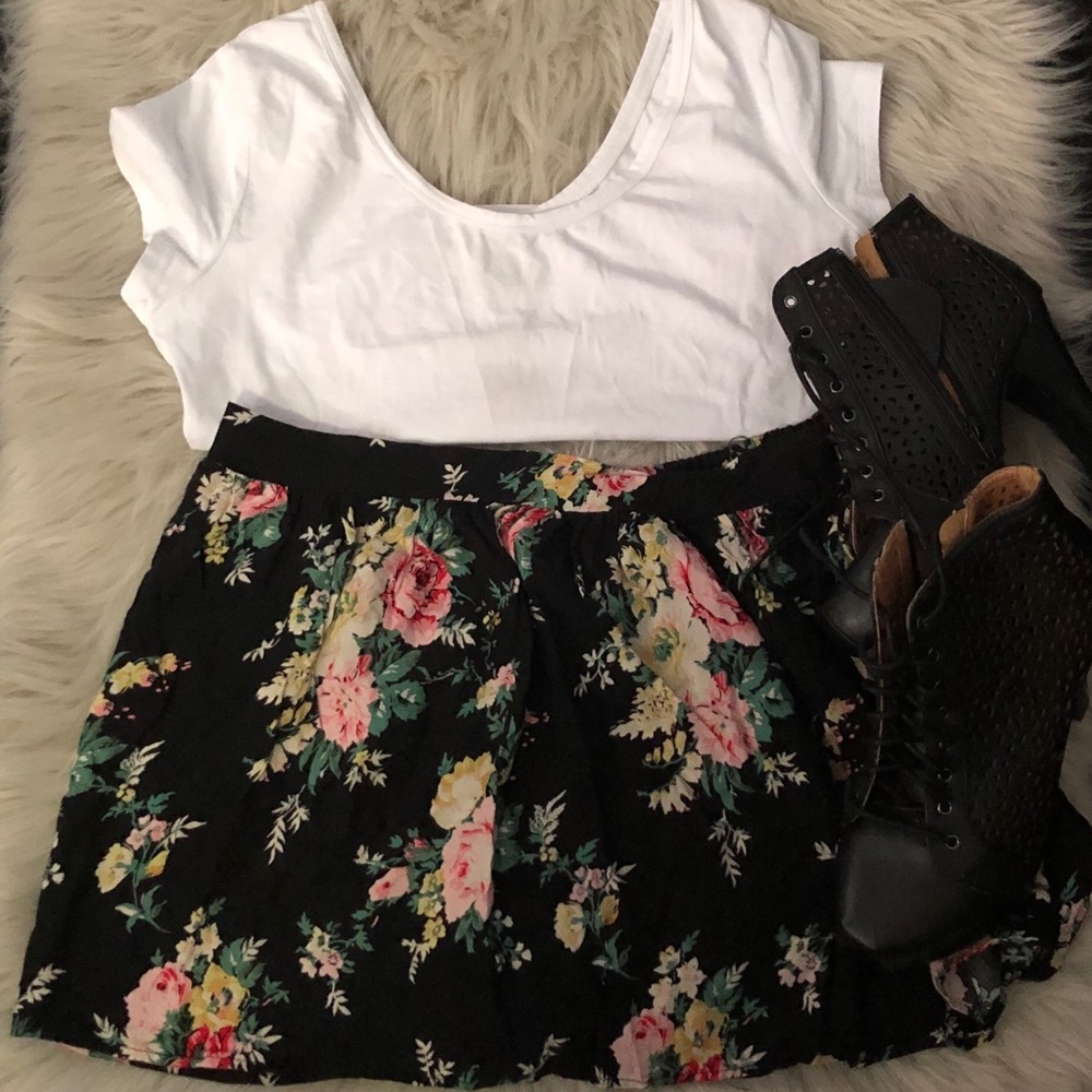 ❤️CLOSET CLEAR OUT❤️ Floral skirt